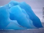 Iceberg (do ingls ice = gelo + sueco berg = montanha)  um enorme bloco ou massa de gelo que se desprende das geleiras existentes nos calotas polares, originrias da era glacial, h mais de cinco mil anos. </br></br> Palavra-chaves: iceberg, gelo, montanha, geleiras, calotas polares, era glacial, geologia.
